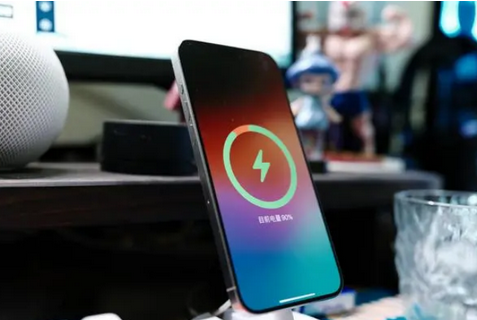 聊城苹果15换屏服务分享用什么充电器给iPhone15充电更好 